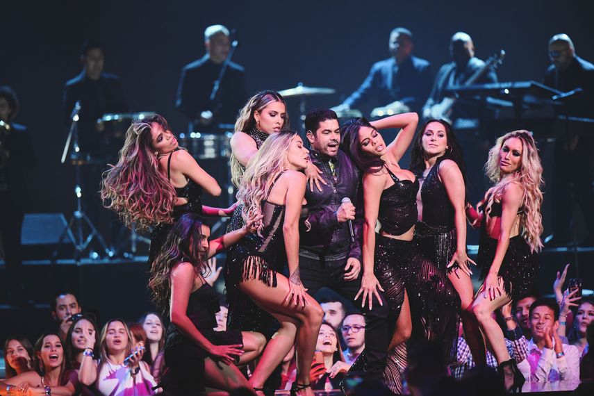 Jerry Rivera protagoniza uno de los mejores momentos de la gala, el tributo musical en honor a Víctor Manuelle, quien recibió el Premio Lo Nuestro a la Trayectoria, el 23 de febrero de 2022.