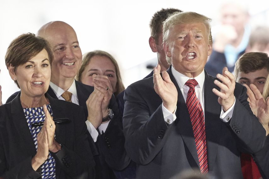 En esta imagen del 11 de junio de 2019, el presidente Donald Trump aplaude junto a los gobernadores Pete Ricketts, de Nebraska y Kim Reynolds, de Iowa, en Council Bluffs, Iowa.&nbsp;