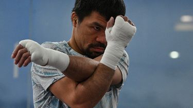 En esta foto de archivo tomada el 22 de junio de 2021, la leyenda del boxeo filipino y el senador Manny Pacquiao entrena en su gimnasio en la ciudad de General Santos en la isla sureña de Mindanao para su próximo combate