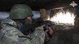En esta imagen, tomada de un video distribuido por el Ministerio de Defensa de Rusia el 24 de octubre de 2024, un soldado ruso apunta desde un búnker en la región fronteriza rusa de Kursk.&nbsp;