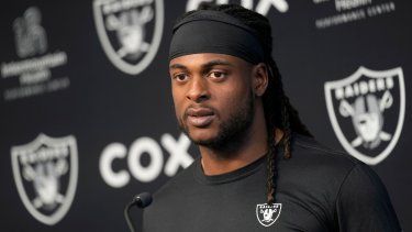 Davante Adams, wide receiver de los Raiders de Las Vegas, habla durante una conferencia de prensa en las instalaciones de entrenamiento del equipo, el jueves 25 de mayo de 2023, en Henderson, Nevada.
