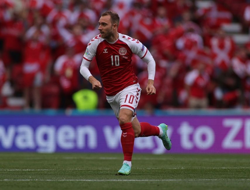El futbolista de la selección danesa Christian Eriksen corre durante un partido del Grupo B de la Eurocopa entre Dinamarca y Finlandia en el estadio Parken de Copenhague, Dinamarca, el sábado 12 de junio de 2021