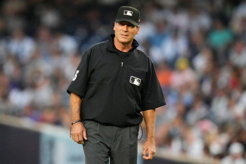 El umpire Ángel Hernández observa durante la primera entrada del juego de béisbol entre los Yanquis de Nueva York y los Astros de Houston, el 4 de agosto de 2023, en Nueva York.&nbsp;