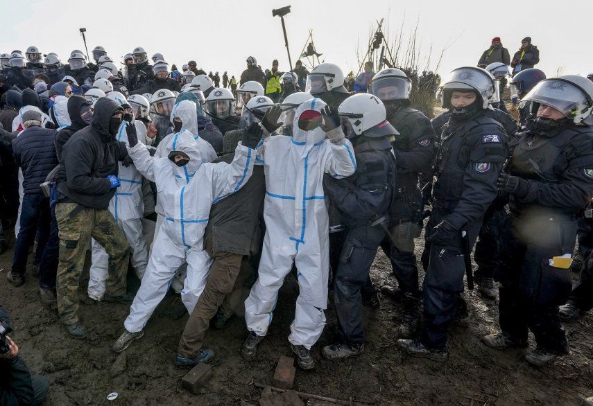 Manifestantes chocan con policías junto a la mina Garzweiler de lignito a cielo abierto el martes 10 de enero de 2023, en la aldea Lützerath, cerca de Erkelenz, Alemania.&nbsp;