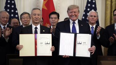 En esta foto del 15 de enero de 2020, el presidente estadounidense Donald Trump, derecha, firma un acuerdo comercial con el vicepremier chino Liu He en la Casa Blanca, Washington. El jueves 16 de enero de 2020, el Senado se apresta a votar sobre el acuerdo comercial T MEC, entre M&ntilde;exico, Estados Unidos y Canad&aacute;.