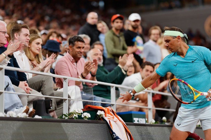 Los espectadores aplauden al español Rafael Nadal durante su partido de primera ronda en el Abierto de Francia contra Alexander Zverev en&nbsp;París, el lunes 27 de mayo de 2024.