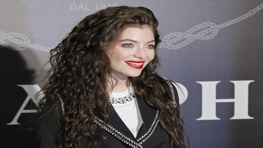 En esta fotografía de archivo del 18 de noviembre de 2014, la cantante Lorde posa para los fotógrafos durante un evento promocional en Hong Kong. El exmanager de la cantante fue despedido de Warner Music Nueva Zelanda por acoso sexual.