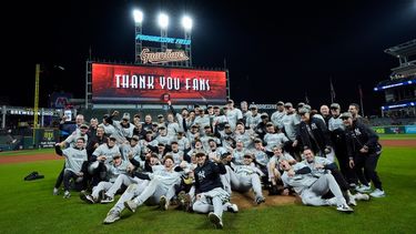 Los Yankees de Nueva York posan tras eliminar a los Guardianes de Cleveland en la Serie de Campeonato de la Liga Americana,&nbsp;