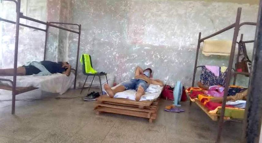 Cubanos en un centro de aislamiento para sospechosos de COVID-19 en Holguín (CUBA).&nbsp;