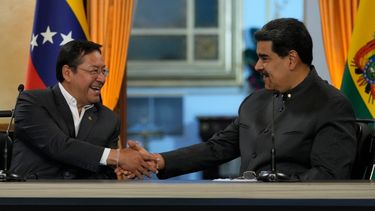 El dictador de Venezuela, Nicolás Maduro, a la derecha, y el presidente de Bolivia, Luis Arce, estrechan manos en el palacio presidencial de Miraflores, en Caracas, Venezuela.
