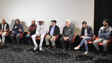 El director Lilo Vilaplana, acompañado del equipo de Plantados, se dirige a los medios durante el estreno de la película en el Festival de Cine de Miami.&nbsp;