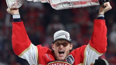 Eetu Luostarinen, número 27 de los Florida Panthers, celebra con la Copa Stanley tras ganar el sexto partido de las Finales de la Copa Stanley 2025&nbsp;