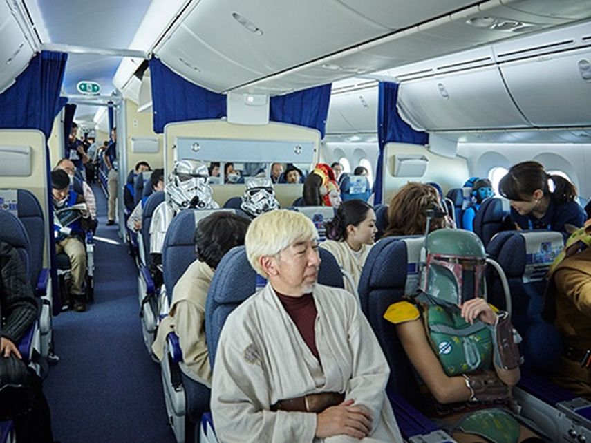 Los fanáticos de la legendaria saga Star Wars (La guerra de las galaxias) han visto sus sueños hechos realidad, al poder abordar uno de los vuelos organizados por la aerolínea japonesa Ana Jet.(Facebook)