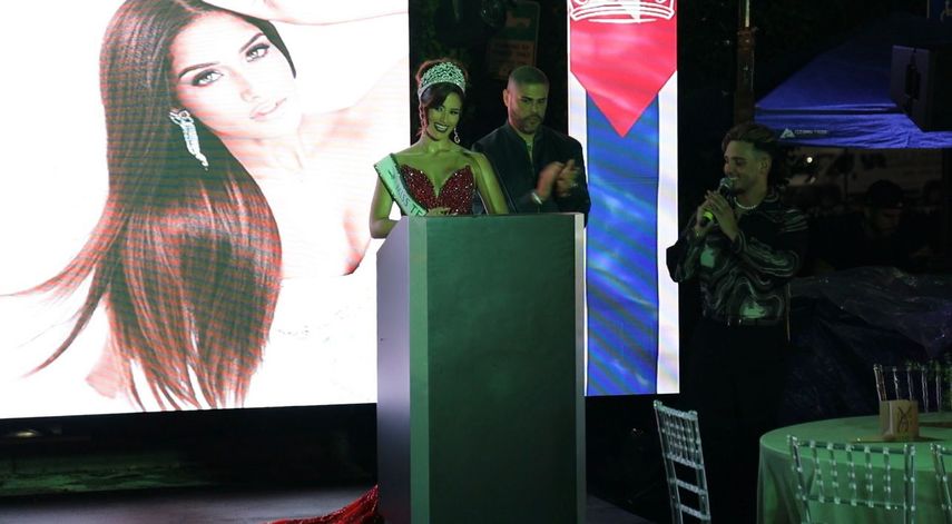 Leah Reyes Amores, Miss Teen Earth 2025, y Prince Julio César, Director Nacional de Miss Universe Cuba.&nbsp;