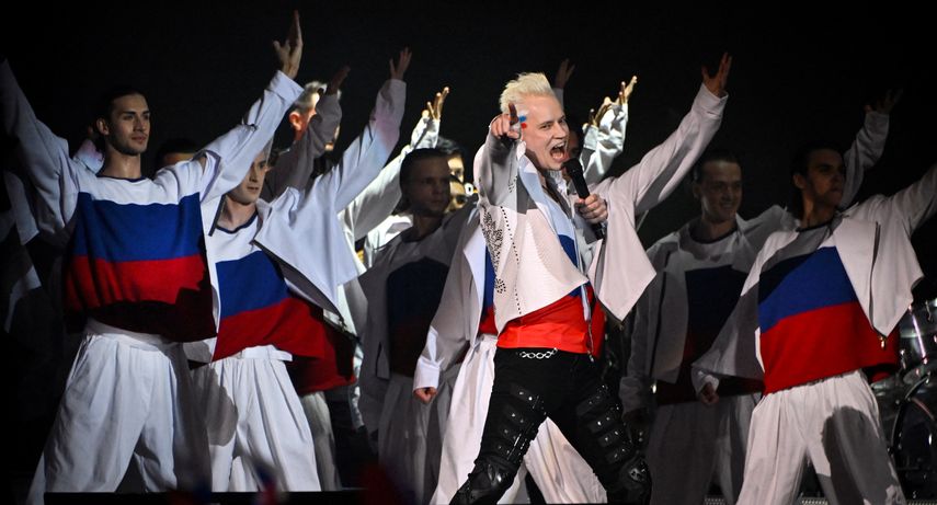 El cantante pop ruso pro-Kremlin Shaman (Yaroslav Dronov), vestido con los colores de la bandera de Rusia, actúa durante un concierto en la Plaza Roja el Día de la Bandera en Moscú el 22 de agosto de 2024.
