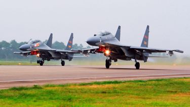 Dos aviones de combate SU-30 chinos despegan desde un lugar no especificado para patrullar sobre el Mar del Sur de China.
