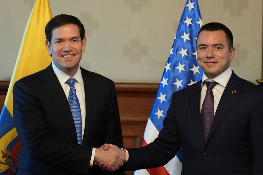 El secretario de Estado de EE. UU., Marco Rubio (izq.), y el presidente de Ecuador, Daniel Noboa, se estrechan la mano en el palacio presidencial de Carondelet, en Quito, el 4 de septiembre de 2025. El jueves, el secretario de Estado de EE. UU., Marco Rubio, abordó el fortalecimiento de la cooperación en materia de seguridad en Ecuador, un país azotado por la violencia, mientras aboga por una ofensiva de primera línea contra los grupos criminales de la región.&nbsp;