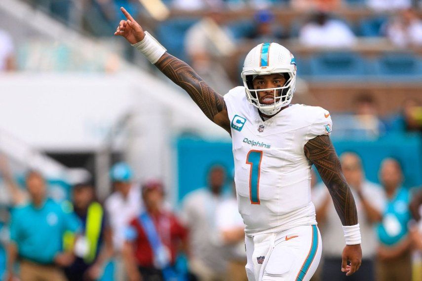 El mariscal de campo de los Dolphins, Tua Tagovailoa, reacciona luego de un touchdown en un partido contra los Jets de Nueva York, el 8 de diciembre de 2024.