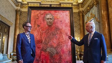 El artista Jonathan Yeo y Carlos III desvelan el retrato del rey realizado por Yeo en el Palacio de Buckingham, en Londres, el martes 14 de mayo de 2024.