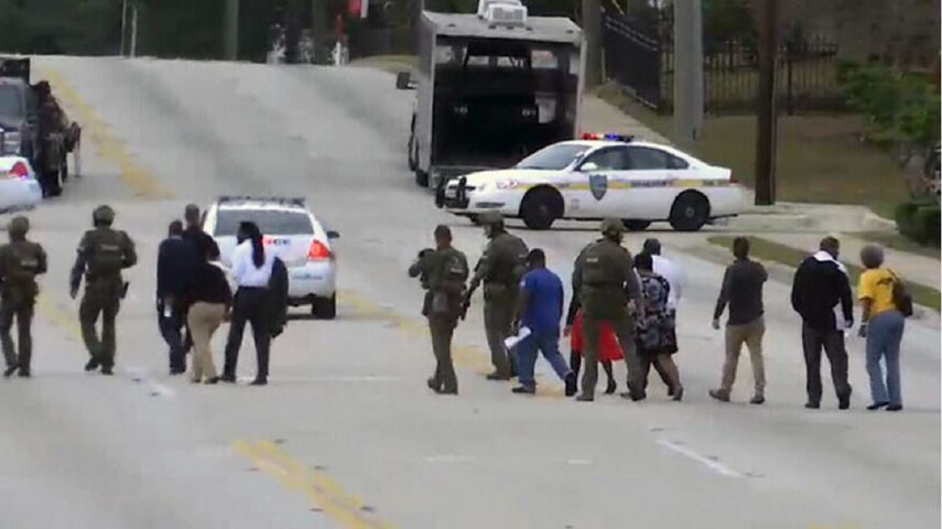 El lugar fue acordonado mientras la policía rescataba a los rehenes.