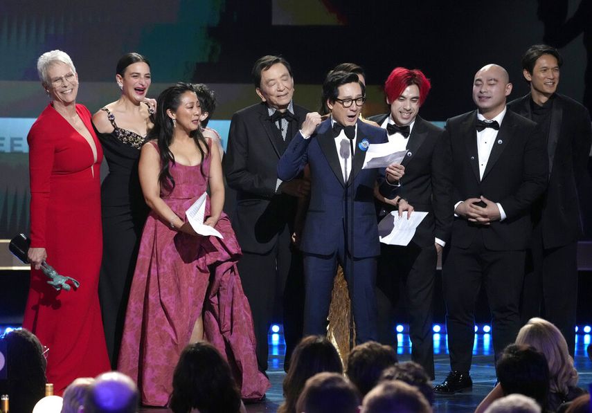 Ke Huy Quan, centro, y miembros del reparto de Everything Everywhere All at Once reciben el premio a mejor elenco en la 29a entrega anual de los Premios del Sindicato de Actores de la Pantalla (Premios SAG) el 26 de febrero de 2023, en el hotel Fairmont Century Plaza en Los Ángeles.