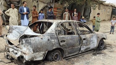 Gente mirando un vehículo dañado por un ataque con un cohete en Kabul, Afganistán, el lunes 30 de agosto de 2021. Varios cohetes golpearon un vecindario cerca del aeropuerto internacional de Kabul durante la retirada de Estados Unidos.&nbsp;