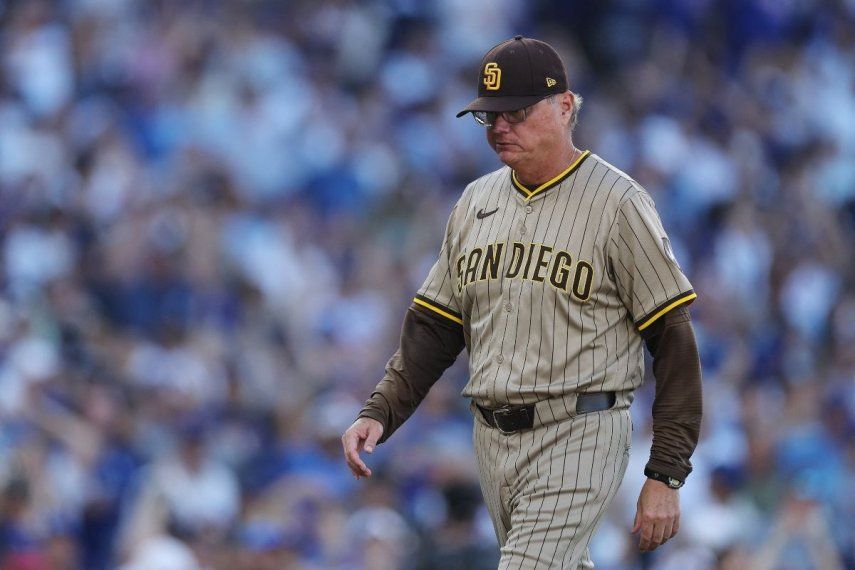 El estadounidense Mike Shildt, mánager de los Padres de San Diego para ese entonces, camina de regreso al dugout durante un desafío, el 30 de septiembre de 2025.