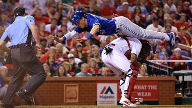 El momento en el que Coghlan voló por encima de Molina para llegar a salvo al home.