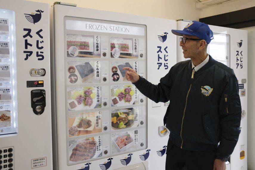 Konomu Kubo, un vocero de Kyodo Senpaku Co., explica la venta de carne de ballena en una máquina expendedora en la tienda de la empresa, el jueves 26 de enero de 2023, en Yokohama, Japón.&nbsp;