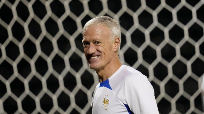El entrenador de la selección de Francia, Didier Deschamps, sonríe durante un entrenamiento en Doha, Catar, el domingo 20 de noviembre de 2022.
