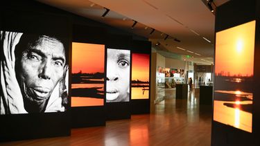 Visitantes recorren el recién inaugurado Museo Internacional Afroestadounidense el sábado 24 de junio de 2023, en Charleston, Carolina del Sur.