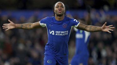 Raheem Sterling del Chelsea celebra tras anotar el tercer gol de su equipo en el duelo de la Copa FA ante Preston en Stamford Bridge el sábado 6 de enero del 2024.&nbsp;
