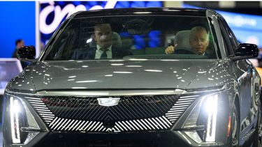 El presidente Joe Biden conduce un auto eléctrico.