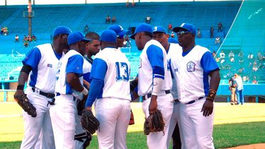 Cinco beisbolistas dan positivo al COVID-19 en medio de campeonato cubano