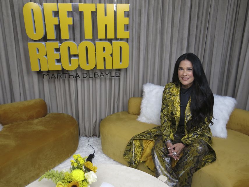La presentadora y empresaria nicaragüense-mexicana Martha Debayle posa para un retrato para promocionar su podcast Off the Record durante una entrevista en la Ciudad de México, el 25 de julio de 2024.