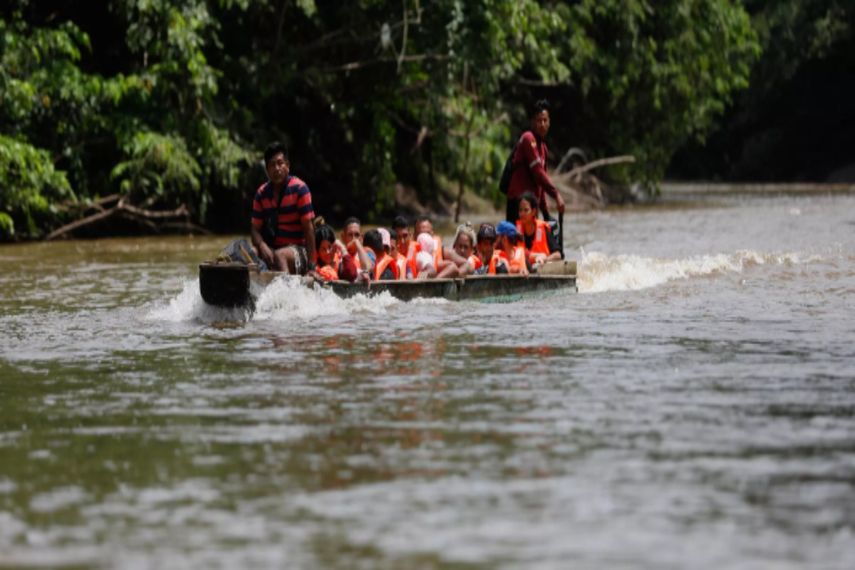 Migrantes son fotografiados a su llegada a la Estación de Recepción de Migrantes en Lajas Blancas, en la selva del Darién, Panamá, el 6 de octubre de 2023