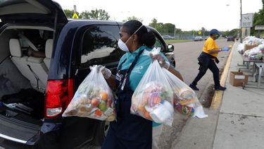 Cami Cobbin, supervisora de la primaria Thelma Richardson, entrega bolsas de alimentos en Dallas, Texas, el jueves 9 de abril de 2020.&nbsp;