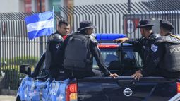 La polic&iacute;a al servicio del r&eacute;gimen sandinista porta la bandera azul y blanco por ordenes de Daniel Ortega y Rosario Murillo en un intento de arrebatar el s&iacute;mbolo de lucha de la oposici&oacute;n nicarag&uuml;ense.