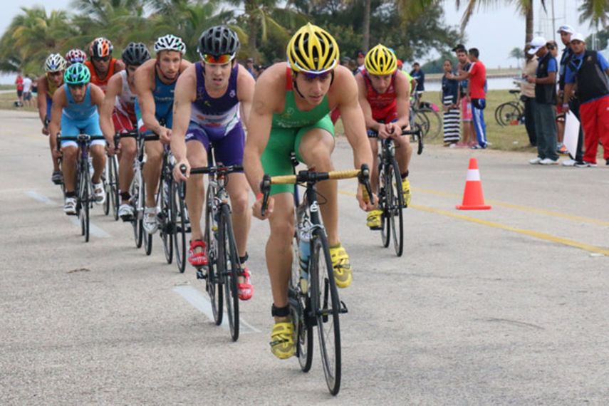 410 atletas de 25 países participarán en el triatlón de la capital cubana. (ARCHIVO)