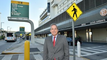 Lester Sola lleva las riendas del departamento condal de Aviación, luego de haber dirigido el Departamento de Agua y Alcantarillado y asumido importantes responsabilidades durante 26 años en el Condado Miami-Dade.&nbsp;