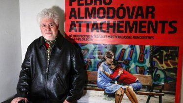 El cineasta español Pedro Almodóvar posa junto al afiche que promociona la clase magistral sobre cine que dictó en el MK2 Bibliotheque cinema de París.