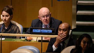 El Representante Permanente de la Federación Rusa ante las Naciones Unidas Vasily Nebenzya (C) habla durante una reunión de emergencia de la Asamblea General de la ONU para discutir las anexiones rusas en Ucrania en la sede de la ONU en la ciudad de Nueva York el 12 de octubre de 2022. &nbsp;