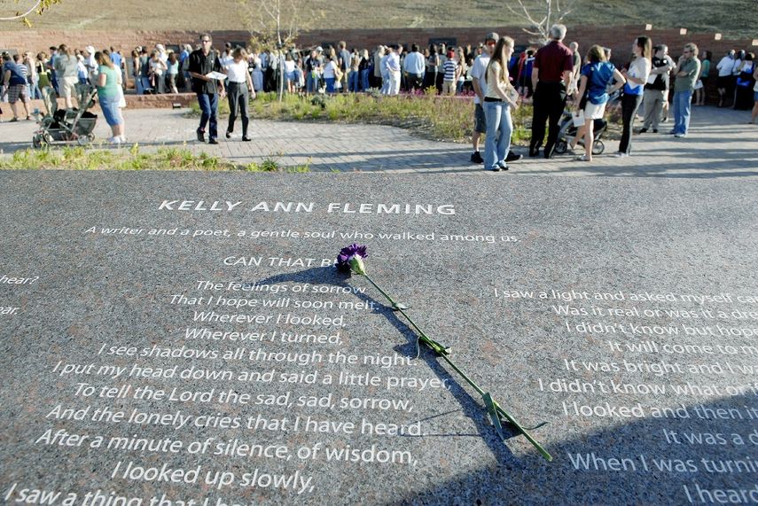 Una flor púrpura permanece junto a los nombres de las víctimas de la masacre de la Escuela Secundaria de Columbine en Colorado, EEUU.&nbsp;