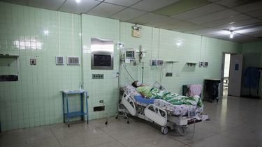 Un paciente que se recupera de una cirugía de cáncer de colon yace solo en la UCI del Hospital de Oncología Luis Razetti en Caracas, Venezuela, el miércoles 2 de septiembre de 2020. El hospital, que dejó de admitir nuevos pacientes con cáncer al comienzo del cierre de mediados de marzo a frenar la propagación de COVID-19, carece de agua, aire acondicionado, suministros como material de laboratorio e incluso médicos, mientras que solo uno de los cinco quirófanos está operativo.&nbsp;