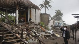 Un hombre inspecciona los daños después de que una parte de su casa fuera derribada por los vientos provocados por el huracán Grace, en Tecolutla, estado de Veracruz, México, el sábado 21 de agosto de 2021.&nbsp;