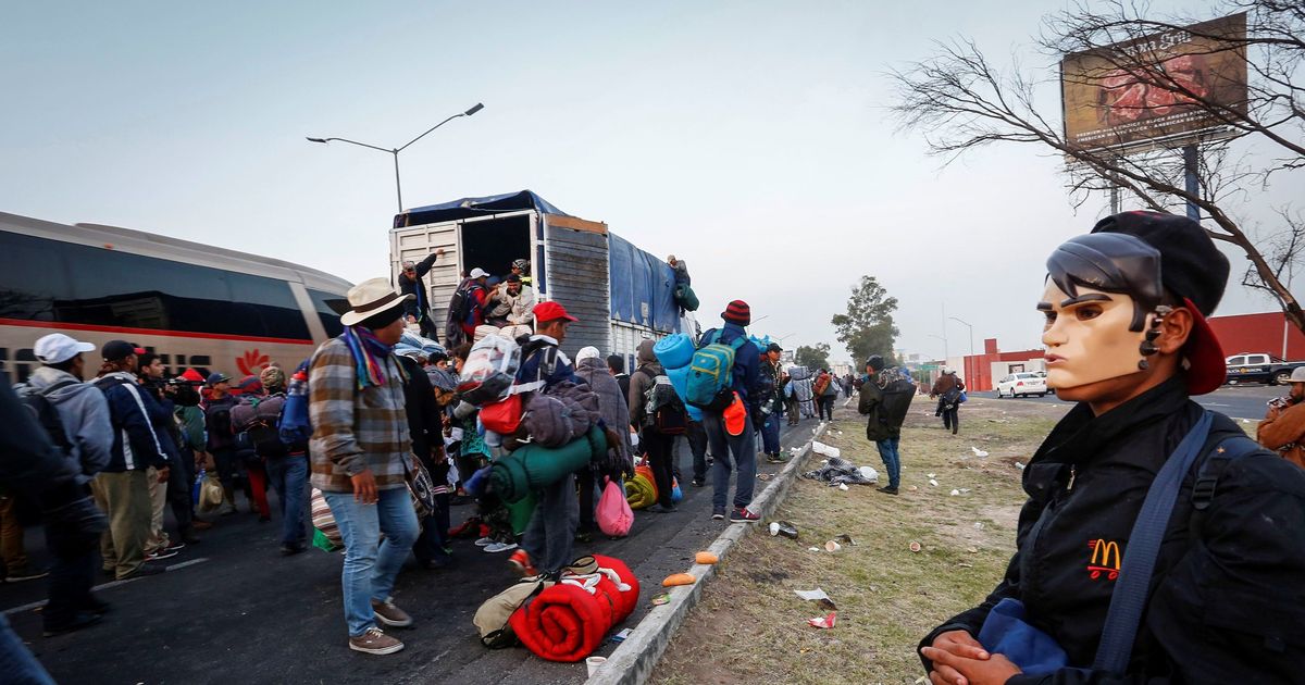 Caravana migrante avanza rumbo a Guadalajara en su trayecto hacia EEUU