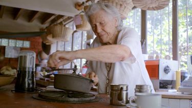 En esta imagen difundida por Honeywater Films, Diana Kennedy en una escena del documental Diana Kennedy: Nothing Fancy.&nbsp;