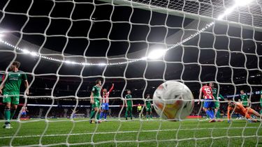 El arquero del Osasuna Sergio Herrera en el piso luego del gol anotado por Felipe para el Atlético de Madrid, el sábado 20 de noviembre de 2021 en La Liga (Primera División de España)