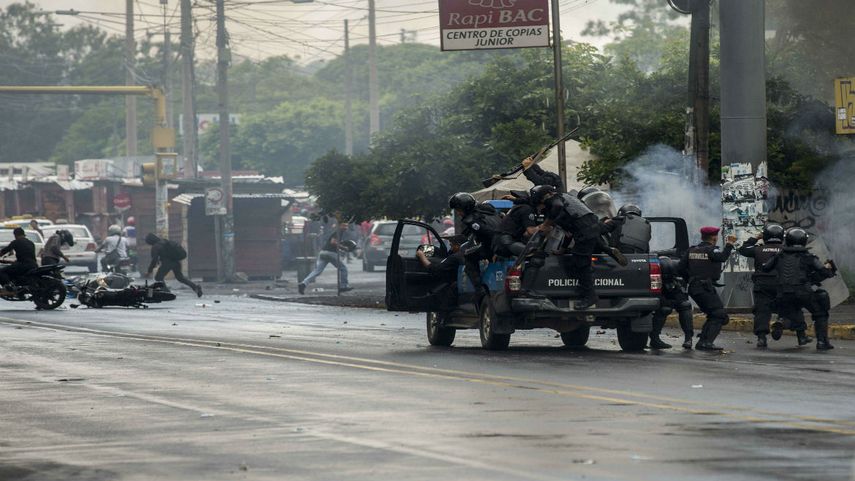 Manifestantes se enfrentan con policías en Managua durante las protestas contra el Gobierno de Daniel Ortega