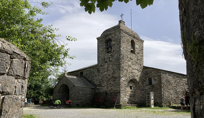 Iglesia de Santa María, en O Cebreiro, Galicia.